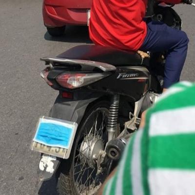 Thị thành ký: Những chiếc khẩu trang “xấu xí”… Thị thành ký: Những chiếc khẩu trang “xấu xí”…