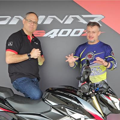 Entrevista com Waldyr Ferreira no lançamento da nova Dominar NS 400Z. Entrevista com Waldyr Ferreira no lançamento da nova Dominar NS 400Z.