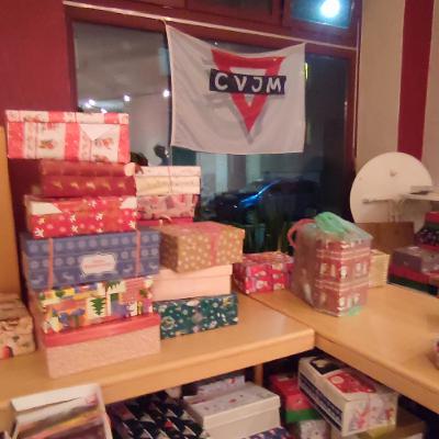 Kirchengemeinden packen Weihnachtspakete