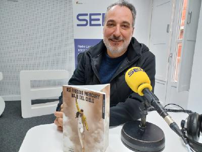Jesualdo Jiménez de Cisneros presenta, en Radio Linares, su obra 'Así Freddie Mercury baje del cielo', un poemario musicalizado con invitados especiales.