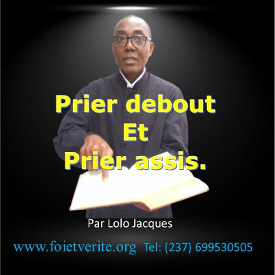 Prier debout et prier assis.