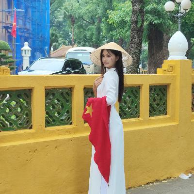 Bộ hành qua phố: Tà áo dài qua phố