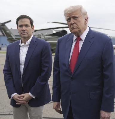 News Brief: As Trump Attacks Venezuela, Media Takes His Absurd "Drug War" Pretext at Face Value News Brief: As Trump Attacks Venezuela, Media Takes His Absurd "Drug War" Pretext at Face Value