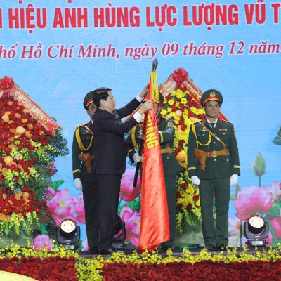 Thời sự 18h 9/12/2025: Quân khu 7 đón nhận danh hiệu Anh hùng Lực lượng vũ trang nhân dân Thời sự 18h 9/12/2025: Quân khu 7 đón nhận danh hiệu Anh hùng Lực lượng vũ trang nhân dân