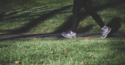 Alzheimer: camminare ne rallenta il declino Alzheimer: camminare ne rallenta il declino