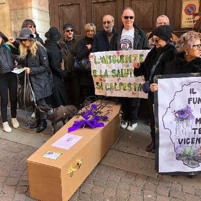 Flashmob davanti alla Provincia: i comitati inscenano il funerale di Madre Terra Flashmob davanti alla Provincia: i comitati inscenano il funerale di Madre Terra