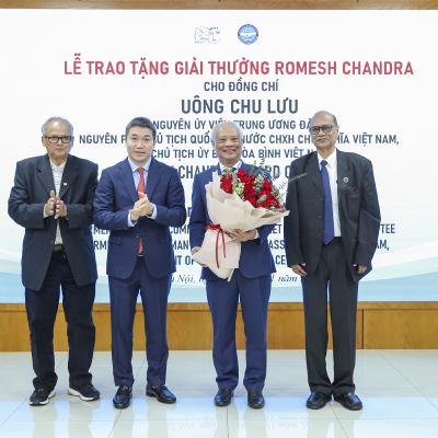 Tin trong nước - Chủ tịch Ủy ban Hòa bình Việt Nam Uông Chu Lưu nhận Giải thưởng Romesh Chandra của Ấn Độ