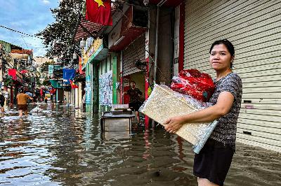 Bản tin trưa 2/10: 36 giờ nước ngập, người dân &apos;tháo chạy&apos; khỏi khu phố Hà Nội