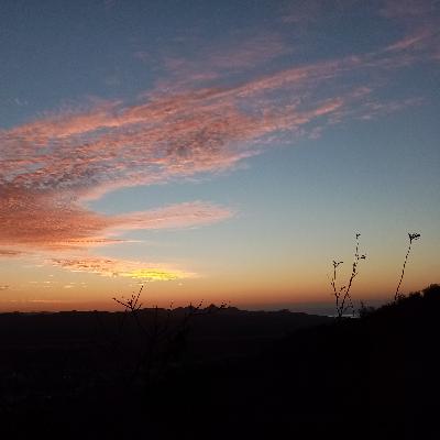 E4 Una reyna sin coronamiento, y un planeta con corona.
