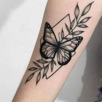 Encante-se com a Tatuagem de Borboleta e Flores: A Arte da Metamorfose em Cores Vibrantes!