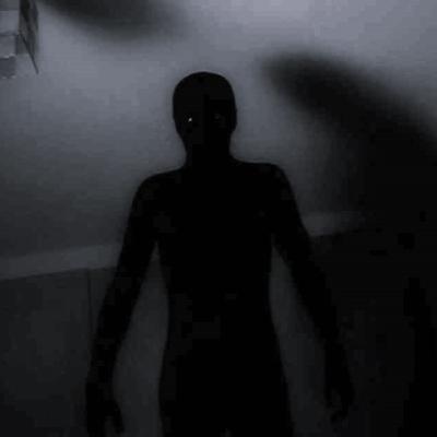 HAY ALGO EN MI HABITACIÓN