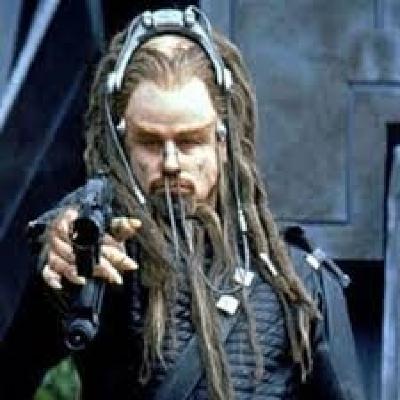 Roger Christian y Campo de batalla La Tierra.