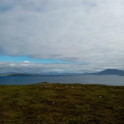 Guth Mhaigh Eo 1; an galar dubh, fealsúnacht agus ag ól fuisce ag tórraimh