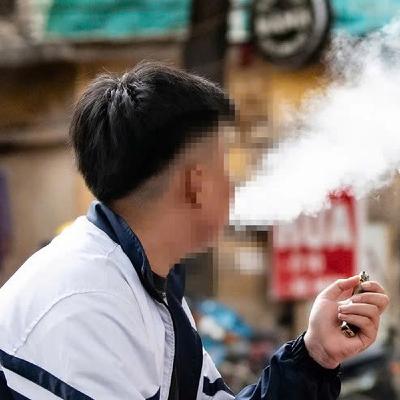 Nhiều người ngã quỵ, co giật thậm chí suy thận sau khi hút vài hơi thuốc lá điện tử