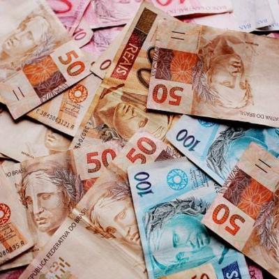 Mais de um terço dos trabalhadores do país recebe até um salário mínimo, diz IBGE