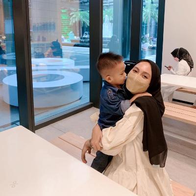 Peran Ibu, Guru, sekaligus menjadi Mahasiswi di waktu yang bersamaan. With Umul Hamida