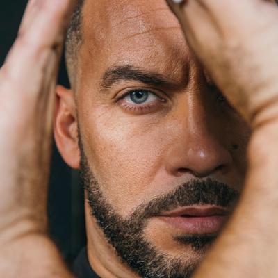 Bruce Ykanji – Faire tenir un empire Just & Debout