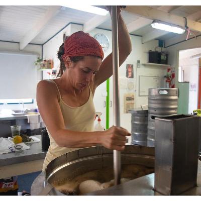 Paz Savanco: comer y beber bajo el árbol.