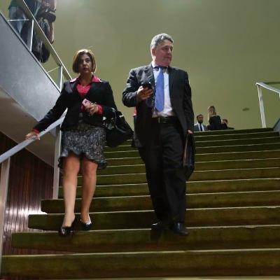 Garotinho e Rosinha são presos em casa após decisão da Justiça.