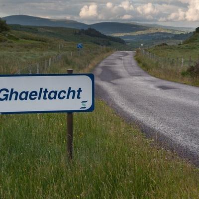 An Comhairleoir Contae Micheál Cholm Mac Giolla Easbuig agus Oifigeach Pleanála Teanga an Iarthuaiscirt, Dónall Ó Cnáimhsí. An Comhairleoir Contae Micheál Cholm Mac Giolla Easbuig agus Oifigeach Pleanála Teanga an Iarthuaiscirt, Dónall Ó Cnáimhsí.