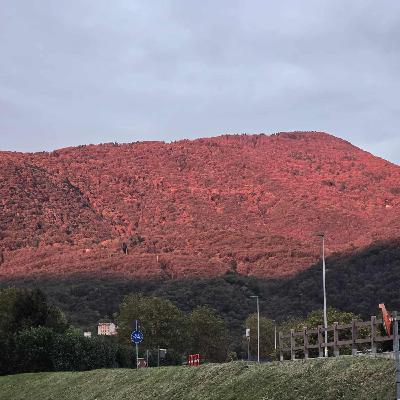 Un’alba spettacolare: Piccole Dolomiti e Summano colorate e magiche questa mattina