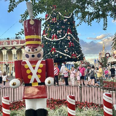 Magic Kingdom Holiday Decorations Walkabout with Hosts Josh and Jay Magic Kingdom Holiday Decorations Walkabout with Hosts Josh and Jay