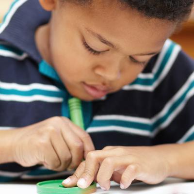 Plataforma Jade ganha prêmio Zayed de Sustentabilidade por projeto de educação de autistas e neurodivergentes