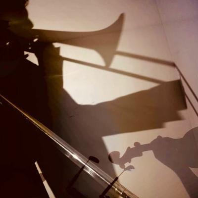 Le tromboniste Greg Erickson apprend à jouer avec un violon dans une pièce de James Thornton-ENGLISH