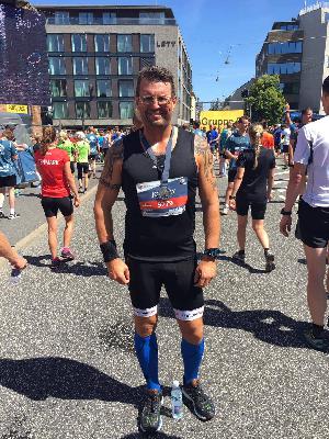 Den tykke dreng kan løbe (Johnnys første maraton, eps. 1) Den tykke dreng kan løbe (Johnnys første maraton, eps. 1)