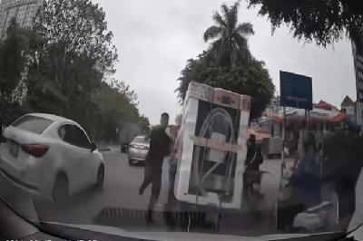 Bản tin cuối ngày 19/2: Tài xế &apos;tung cước&apos; đạp ngã shipper trên phố khai gì?