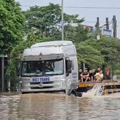 Thị thành ký: Dịch vụ bảo dưỡng, cứu hộ “cháy máy” cuộc gọi sau trận mưa lịch sử 30/9