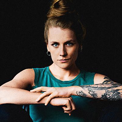 Liedermacherin - Laura Braun erzählt musikalische Geschichten mit Tiefgang