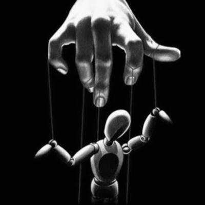 Italiano: Voci che non tremano - dal fascismo alla distopia, manipolazioni, Gaza e Kirk il "martire"