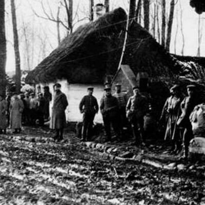 S1 Ep109: 4/8 Autocrats Versus Democrats: China, Russia, America, and the New Global Disorder. Michael McFaul analyzes the Cold War, noting that the Cuban Missile Crisis taught the need for crisis management mechanisms with adversaries. He argues that the US was to