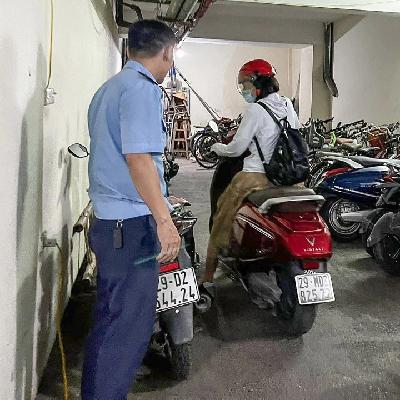 Dắt xe máy, vác pin 20 kg lên tầng 5 để sạc điện