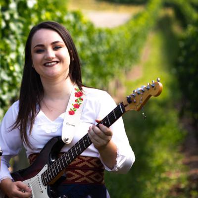“Sim, ainda existe preconceito com as mulheres na guitarra...”