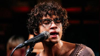 Dominic Fike covers Cody ChestnuTT's 'Boylife In America' for Like A Version Dominic Fike covers Cody ChestnuTT's 'Boylife In America' for Like A Version