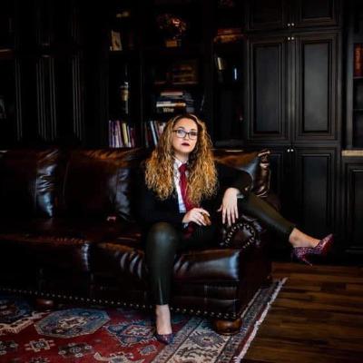 The Attorney in Heels - Viviana Oropeza The Attorney in Heels - Viviana Oropeza