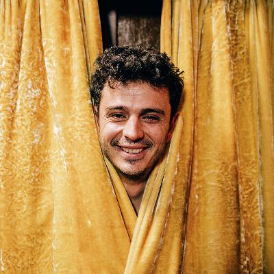 Pedro Leandro: “A minha avó portuguesa é das pessoas mais engraçadas que conheço, tem a personalidade de uma drag queen. Grande parte do meu sentido de humor vem dela”