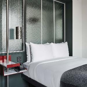 #012: How to Pack for Europe, Chicago Spotlight: The Robey Hotel Chicago and Coda di Volpe, Don't Be a Vacation-Waster, Bad Hotel Housekeeping Habits