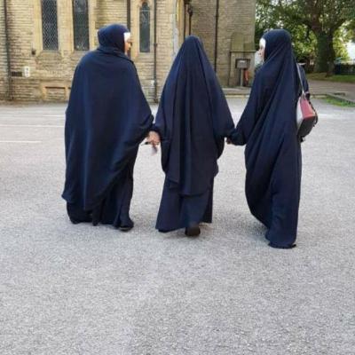 Victoria befriends hijabis on the schoolbus