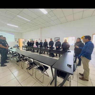 SMyT “REFUERZA” SEGURIDAD VIAL CON CAPACITACIÓN A POLICÍAS… PERO LA REALIDAD EN LAS CALLES SIGUE LLENA DE RIESGOS 🚧🚨🚗