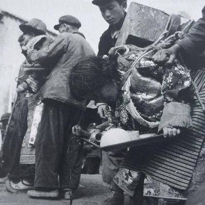 S8 Ep146: 3/8 Red August and the Idealism of Teenage Red Guards — Tanya Branigan — Yu Zhangzhen, who became a Red Guard at age thirteen, recalls "Red August" 1966, when Mao Zedong summoned millions of young people to massive rallies, explicitly endorsing the moveme