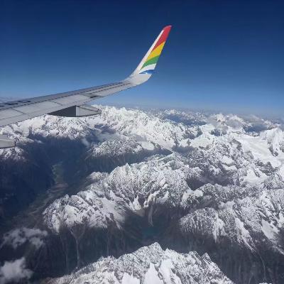 郭喀啦念久：坐飞机从雪山上飞过看见了很壮观的雪山群峰