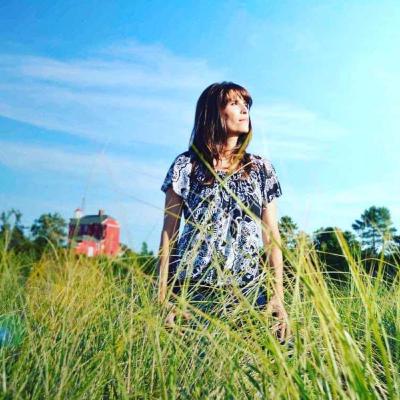 Meet The Amazing Story of Kellie Alderton A Twin! Both Were Diagnosed With MS. They Took Different Approaches To Their Health.