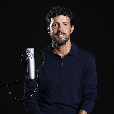 Fabio Esposito: felpa, divano e palcoscenico. L’arte di entrare nelle case restando sé stessi