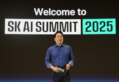 SK chief vows to ease memory chip bottleneck with new mega fabs