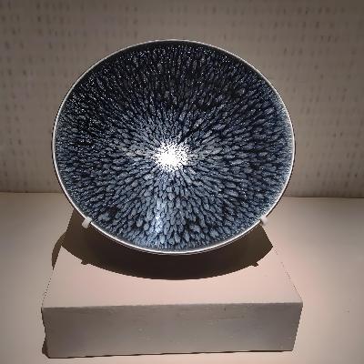 瓷器故事会番外篇《建盏里的星月夜:宋代茶席上的"黑釉精灵"》。 瓷器故事会番外篇《建盏里的星月夜:宋代茶席上的"黑釉精灵"》。