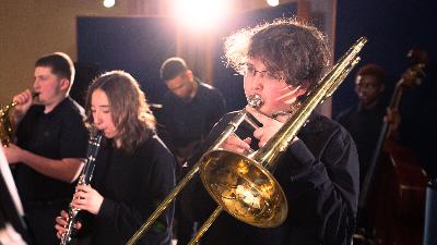 Guided by model mentors, the Auburn Mountainview High School jazz band swings
