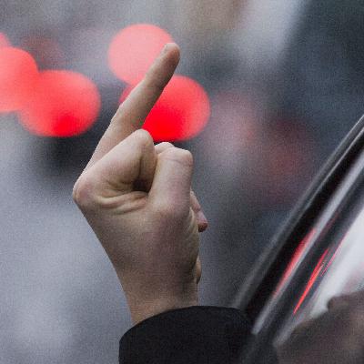 Warum gilt der ausgestreckte Mittelfinger als Beleidigung und Stinkefinger?